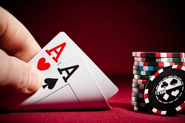 Pertandingan olahraga dengan atlet dan penonton di arena